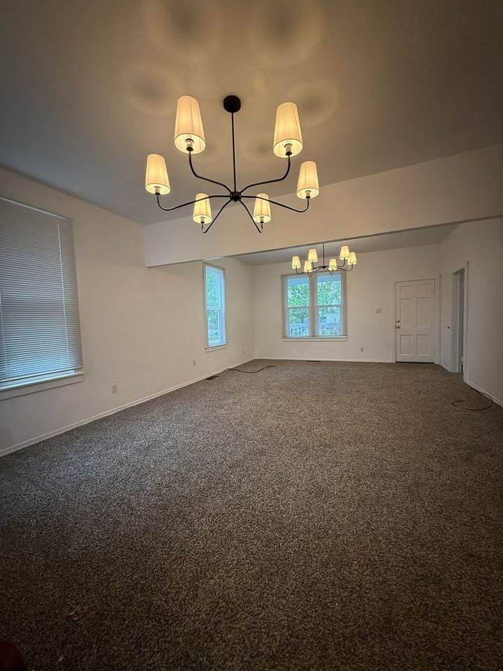 1144 Willis St - Photo 5 of 24
