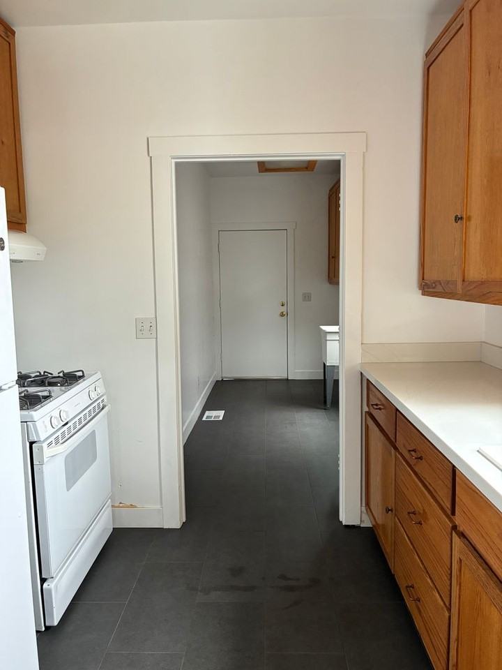 1144 Willis St - Photo 6 of 24
