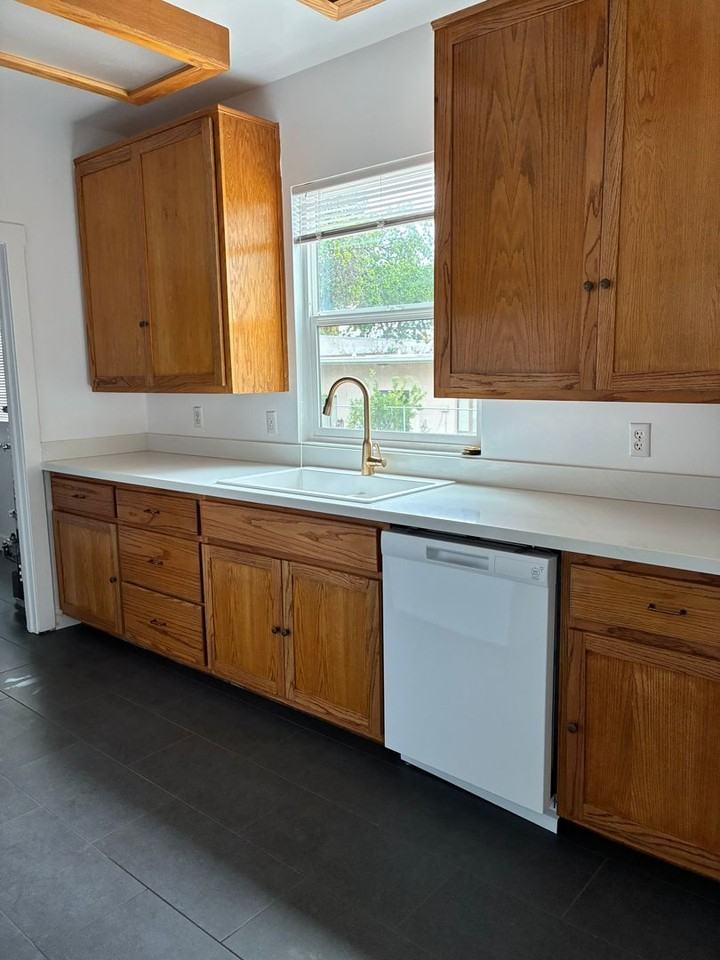 1144 Willis St - Photo 7 of 24