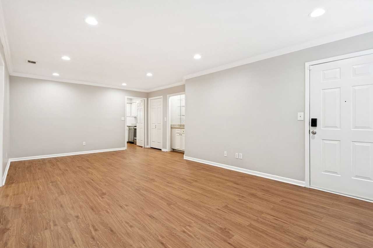 201 Ellwood St - Photo 5 of 25