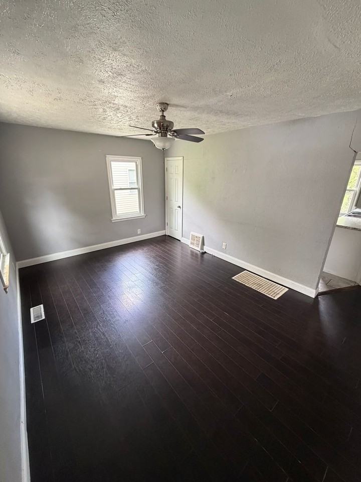 3128 S 4th St - Photo 2 of 6