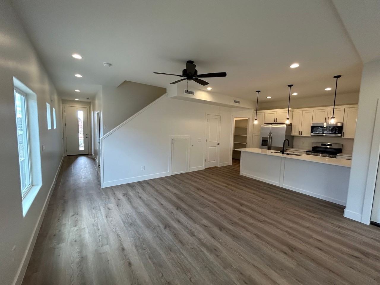 1522 E Mead Ln - Photo 3 of 39