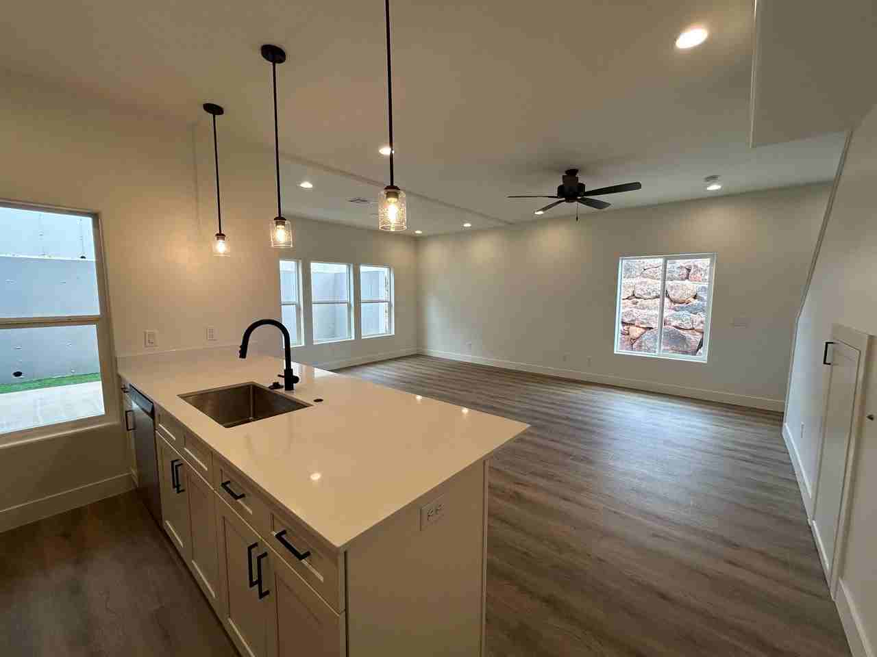 1522 E Mead Ln - Photo 5 of 39