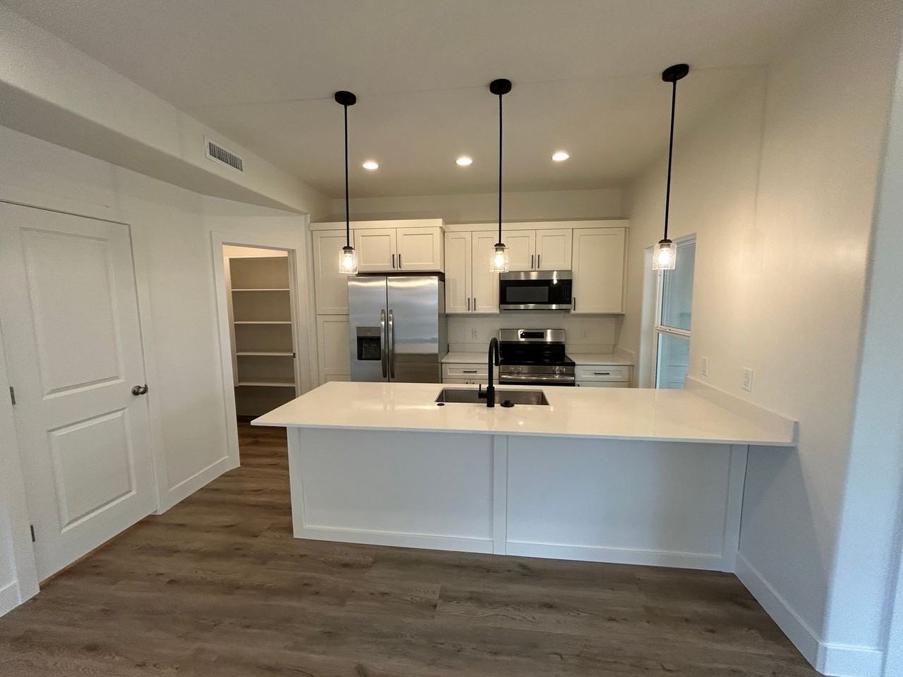 1522 E Mead Ln - Photo 6 of 39