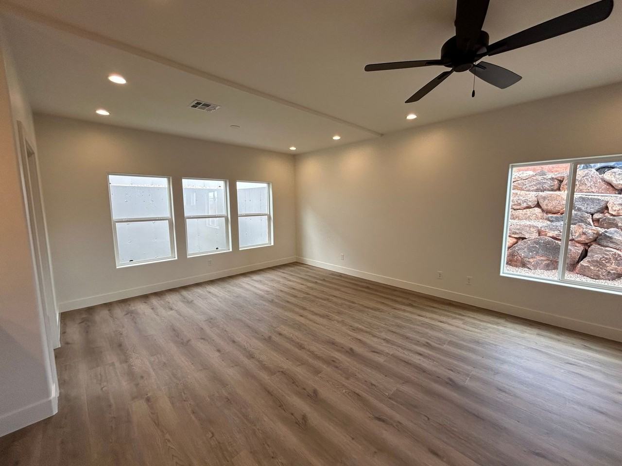 1522 E Mead Ln - Photo 7 of 39