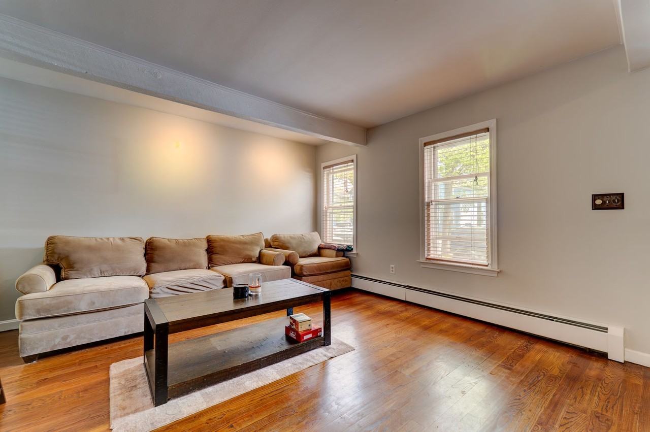 64 Nicoll St - Photo 3 of 16