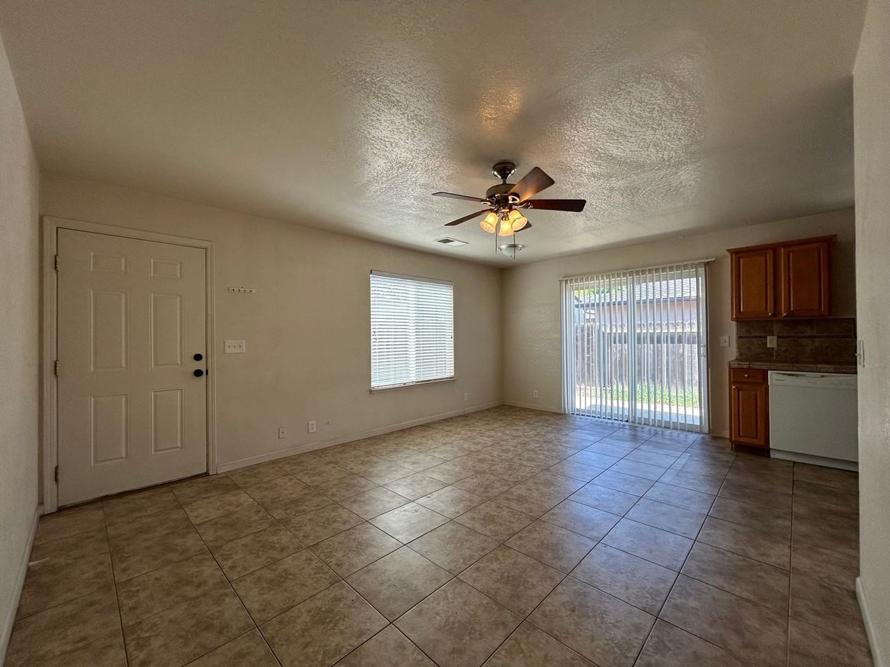 1072 1/2 Monterey St - Photo 2 of 5