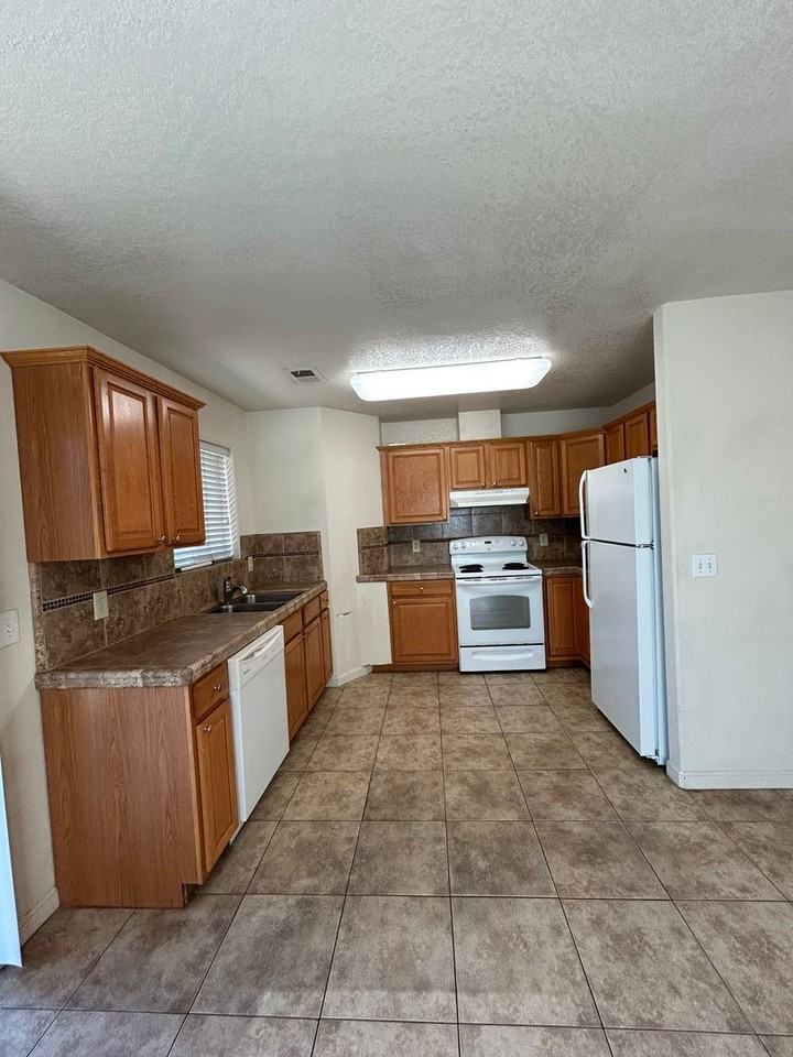 1072 1/2 Monterey St - Photo 3 of 5