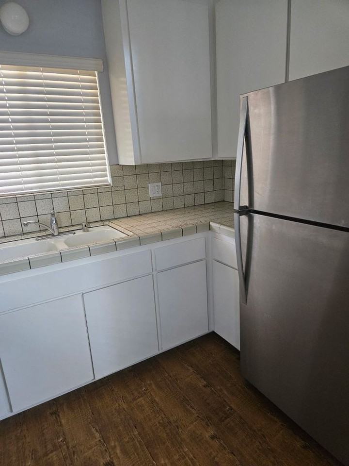 395 Surf St #B - Photo 6 of 9