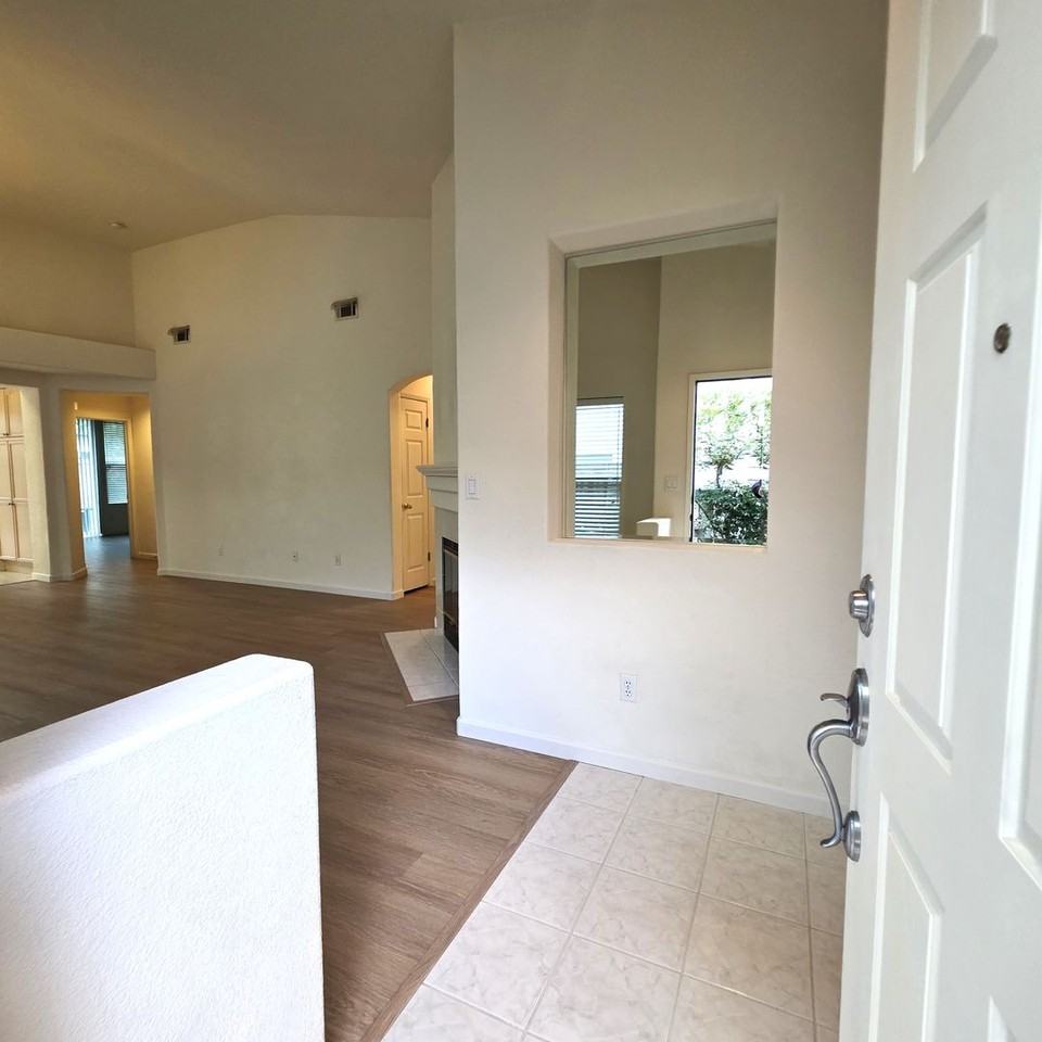 1067 Feather Cir - Photo 2 of 32