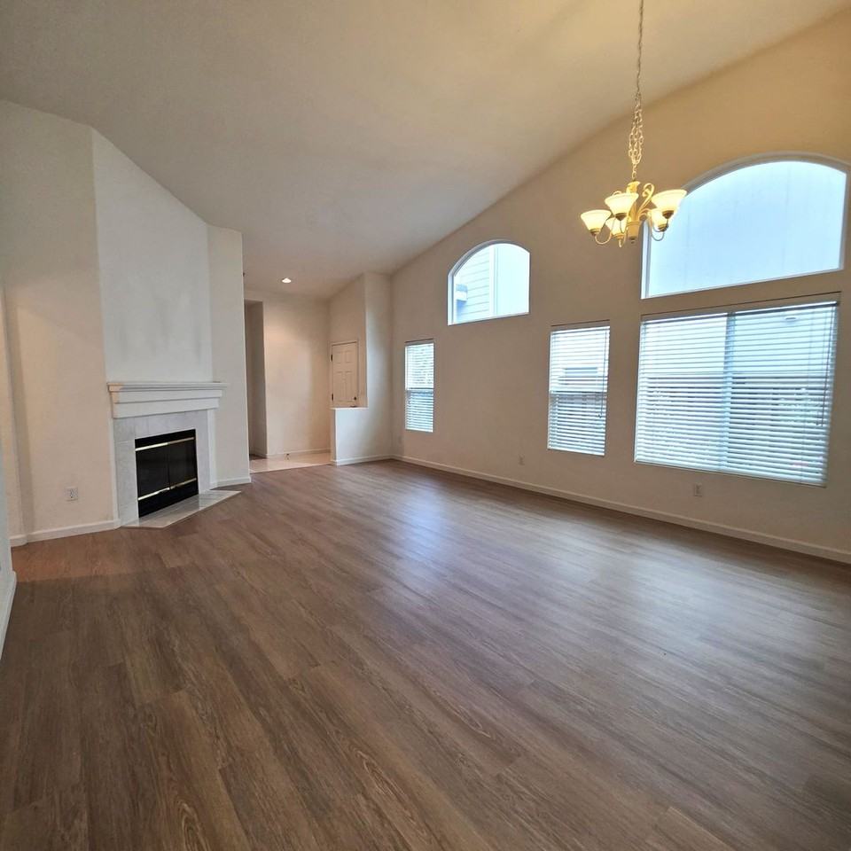 1067 Feather Cir - Photo 3 of 32