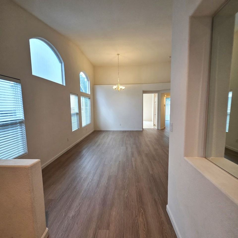 1067 Feather Cir - Photo 4 of 32
