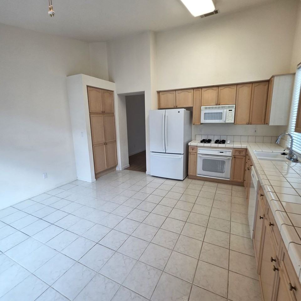1067 Feather Cir - Photo 5 of 32
