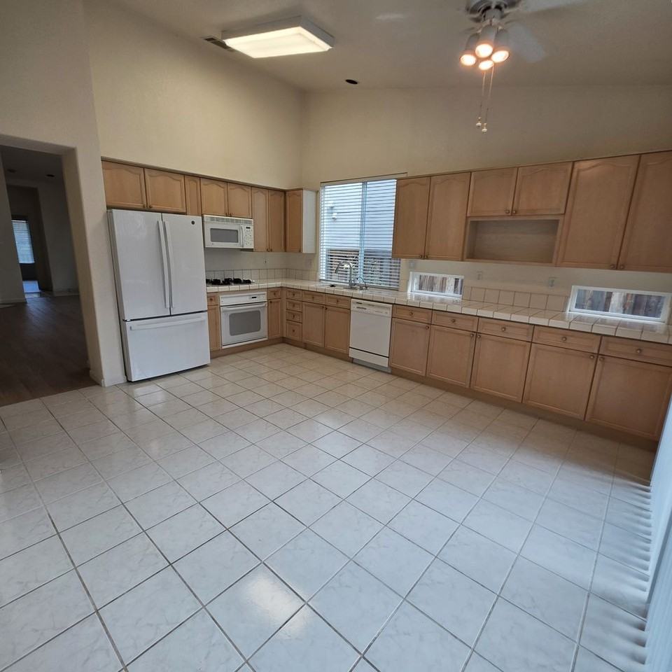 1067 Feather Cir - Photo 6 of 32