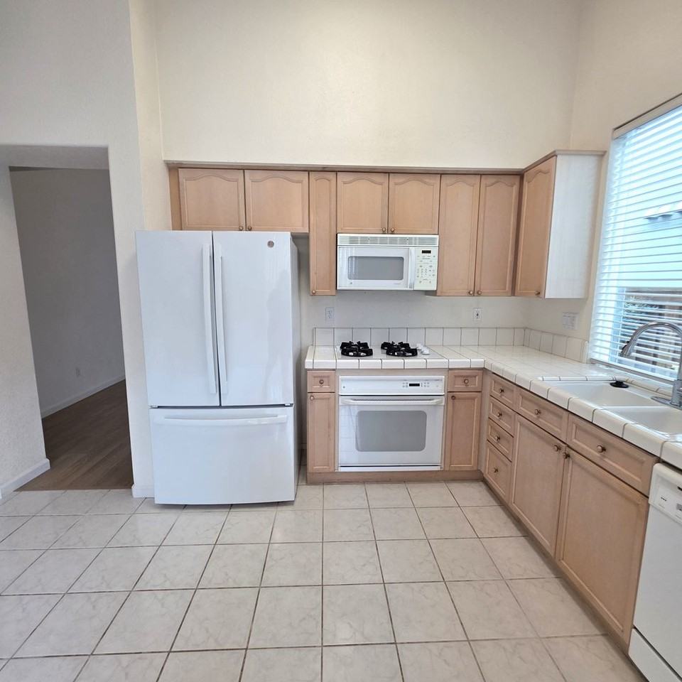 1067 Feather Cir - Photo 7 of 32