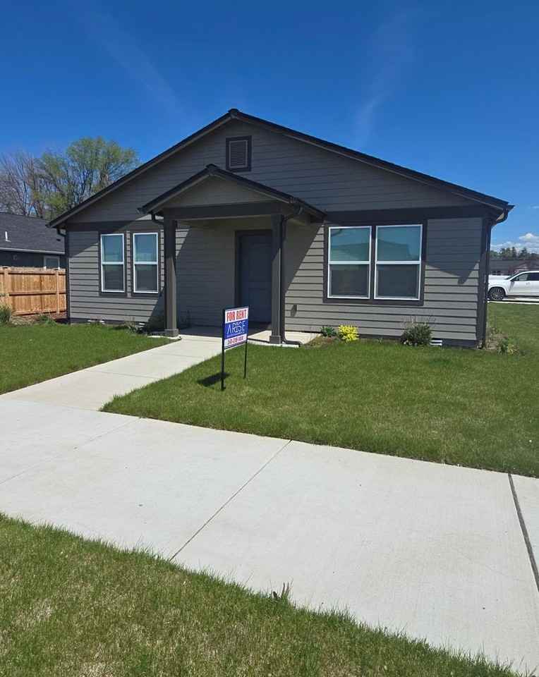 652 Ne Mccampbell St - Photo 2 of 24