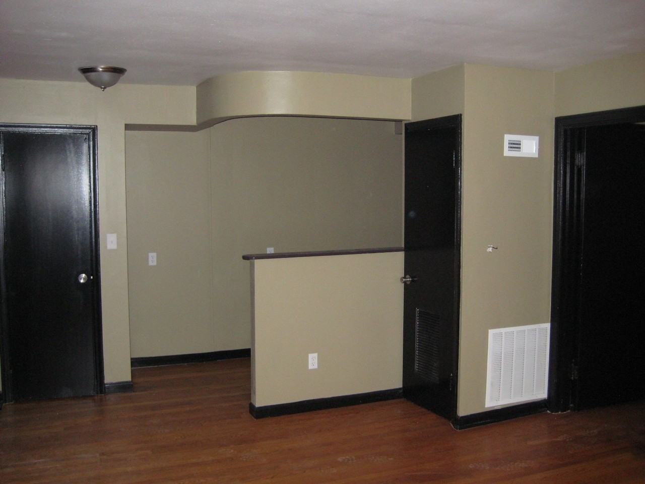 4918 Jamieson Ave - Photo 2 of 15