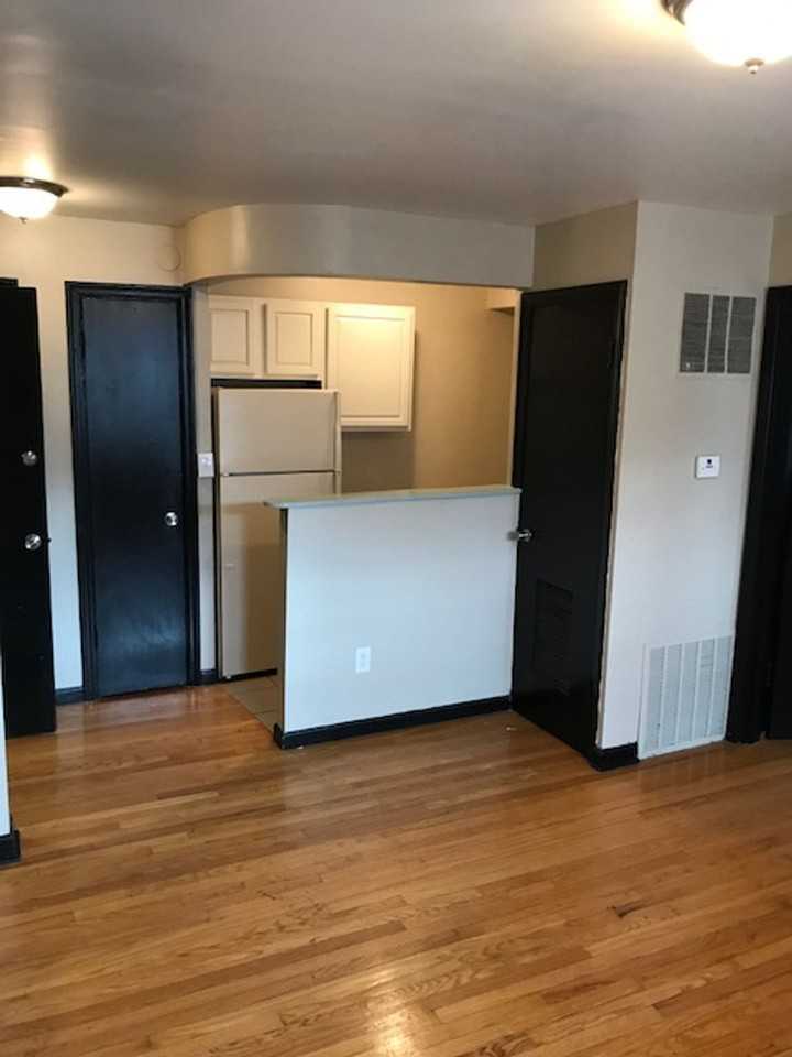 4918 Jamieson Ave - Photo 5 of 15