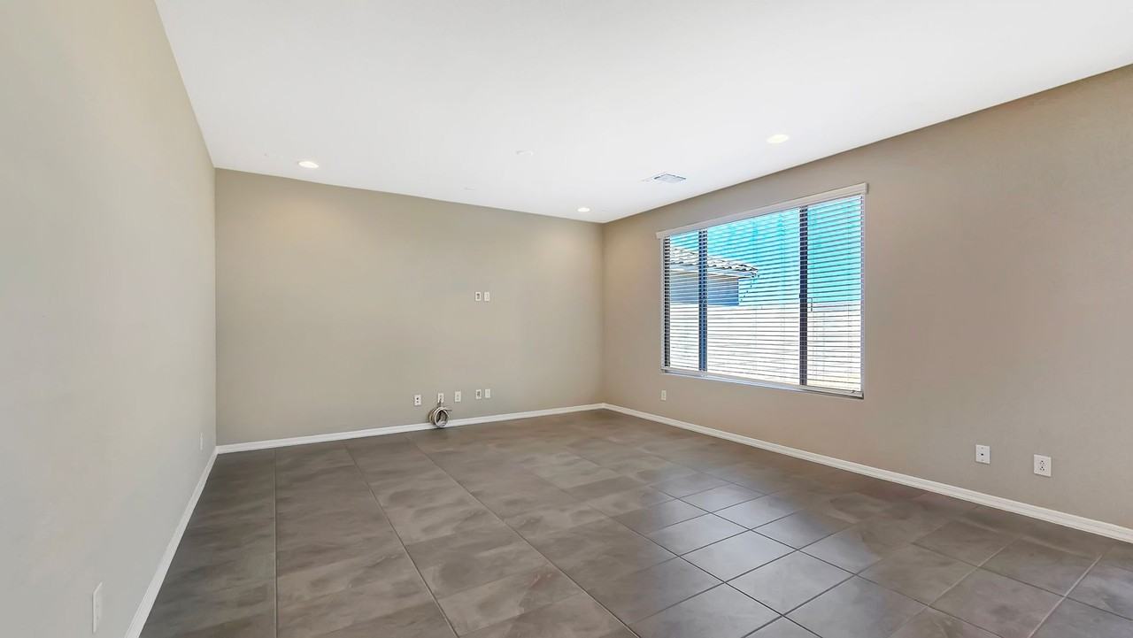 17612 W San Juan Ave - Photo 5 of 41