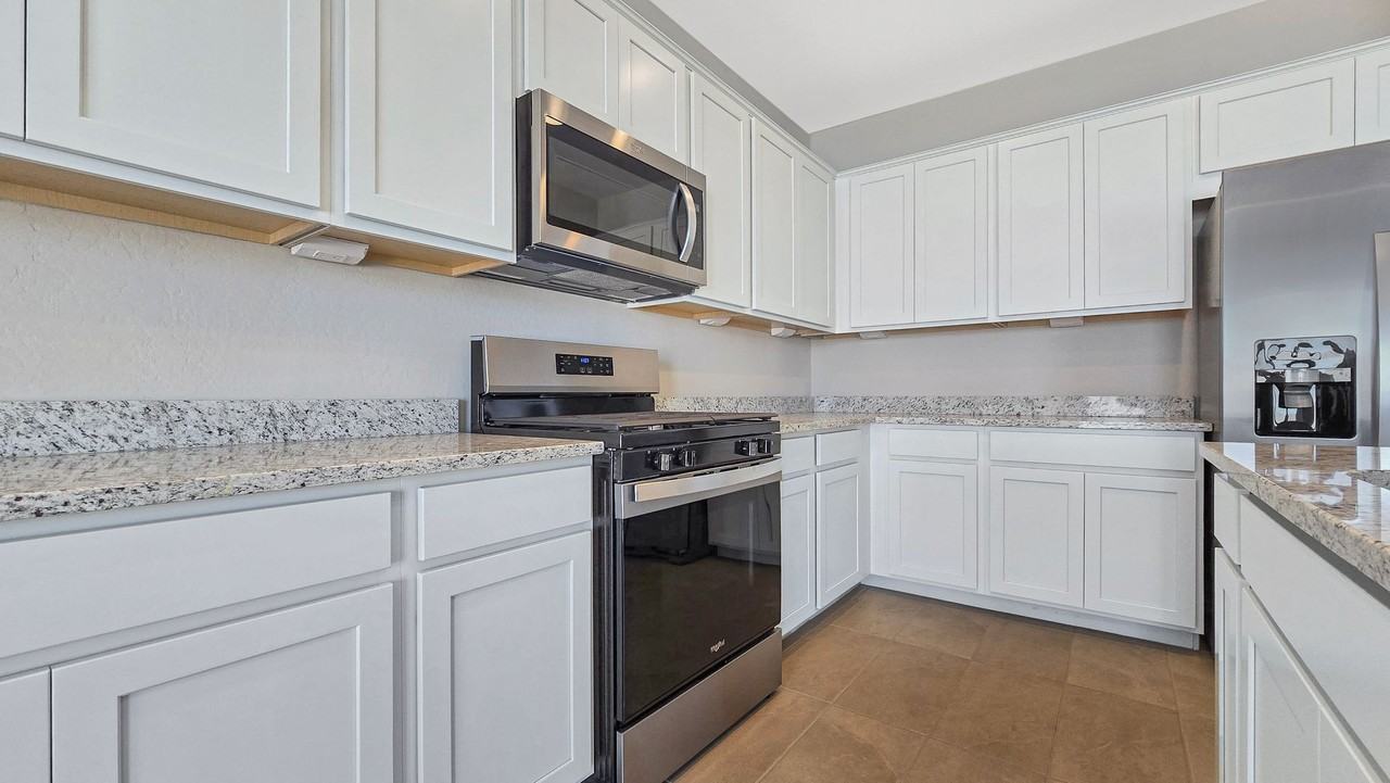 17612 W San Juan Ave - Photo 7 of 41