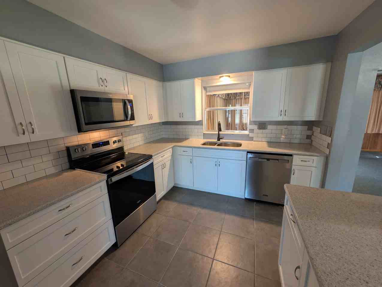 2655 Wilmette Ave - Photo 4 of 16