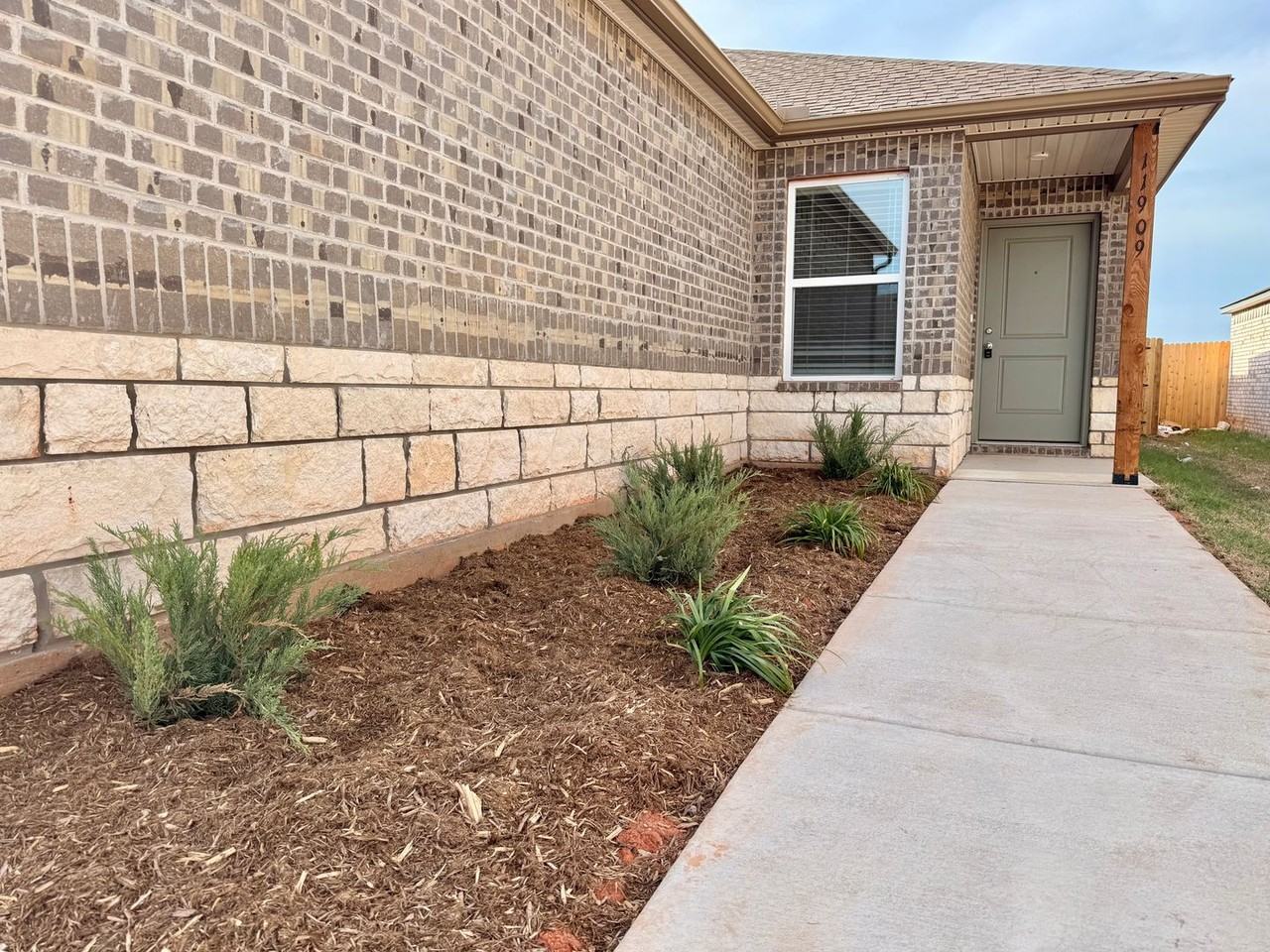 11909 Nw 100th St - Photo 2 of 19