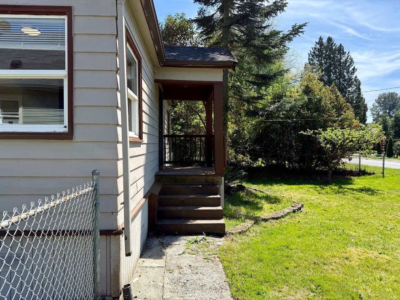 15034 12th Ave Ne - Photo 3 of 20