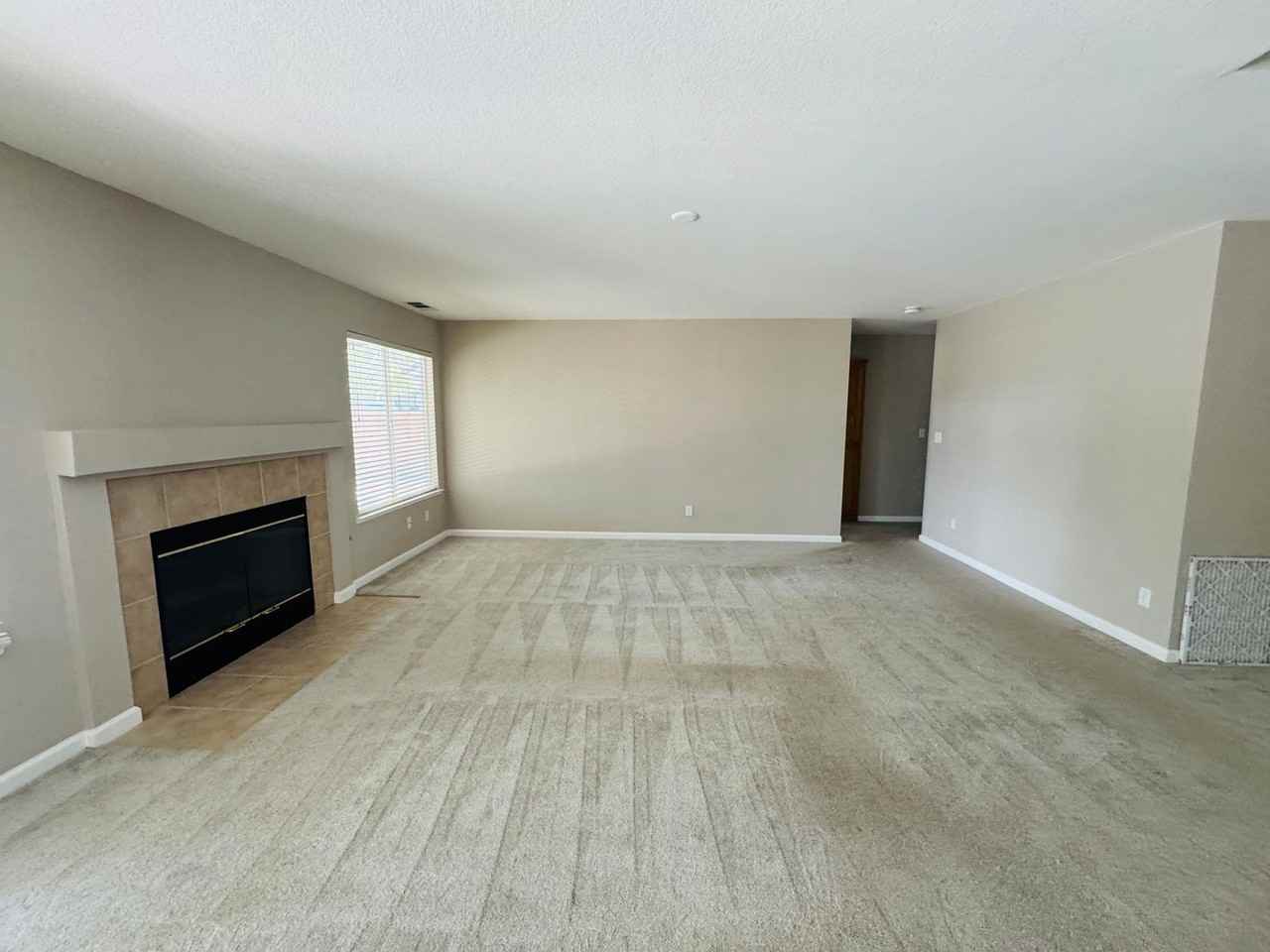 1037 Sandra St - Photo 4 of 19