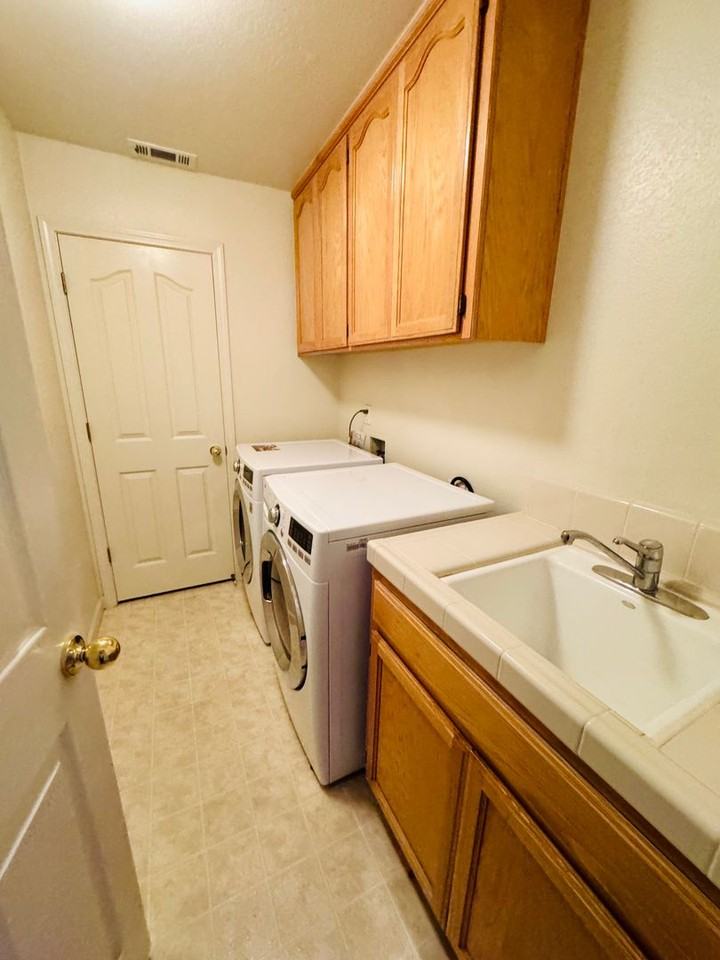 1037 Sandra St - Photo 5 of 19