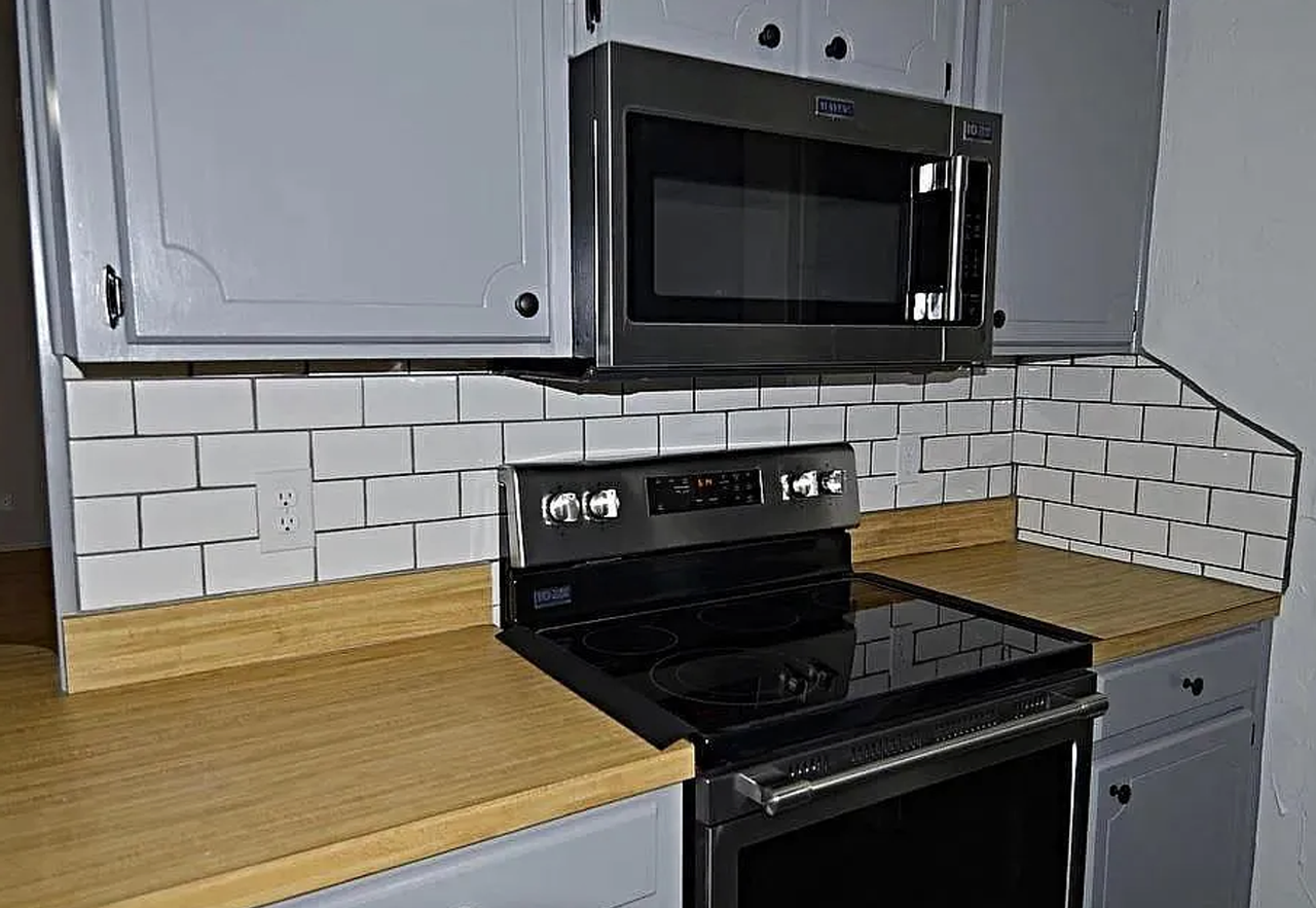 7112 Canterbury Dr - Photo 3 of 10