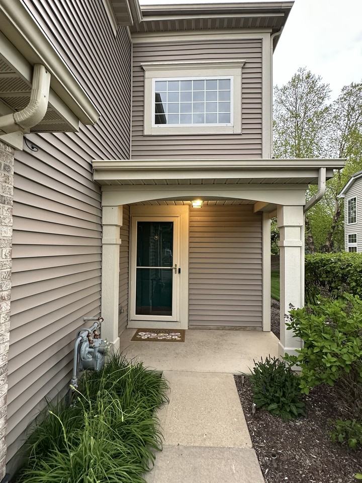 560 Lancaster Dr #560 - Photo 2 of 40