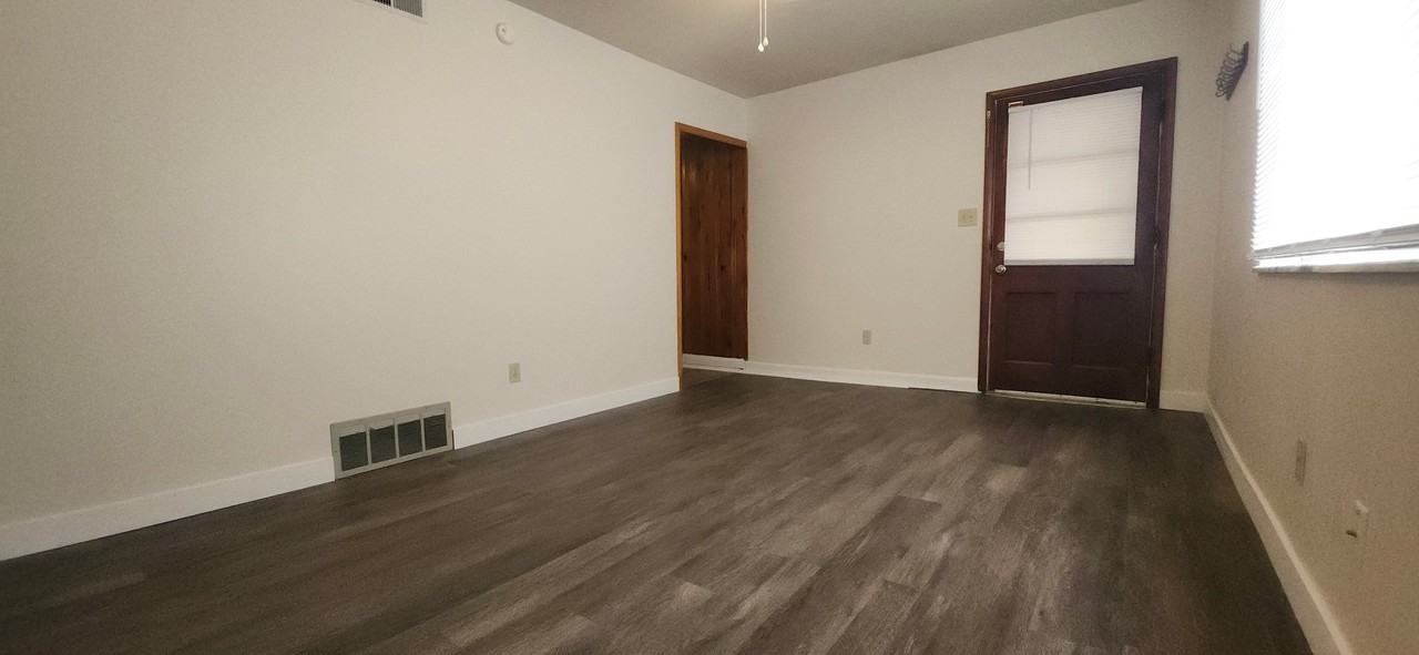 510 Clinton St - Photo 5 of 18