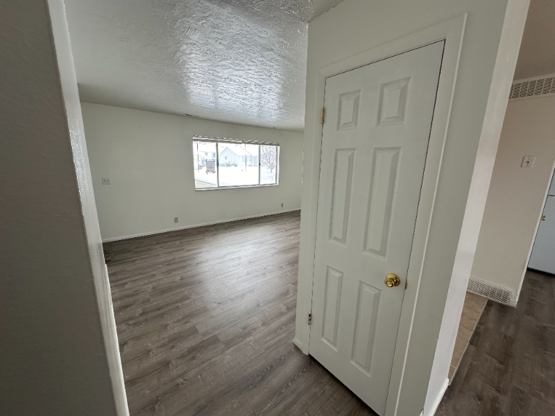 411 Noble Rd - Photo 3 of 9