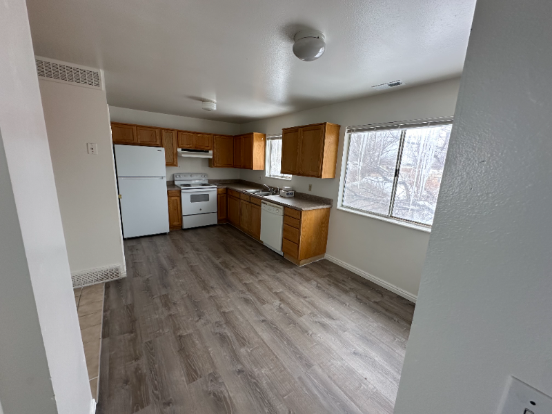 411 Noble Rd - Photo 4 of 9