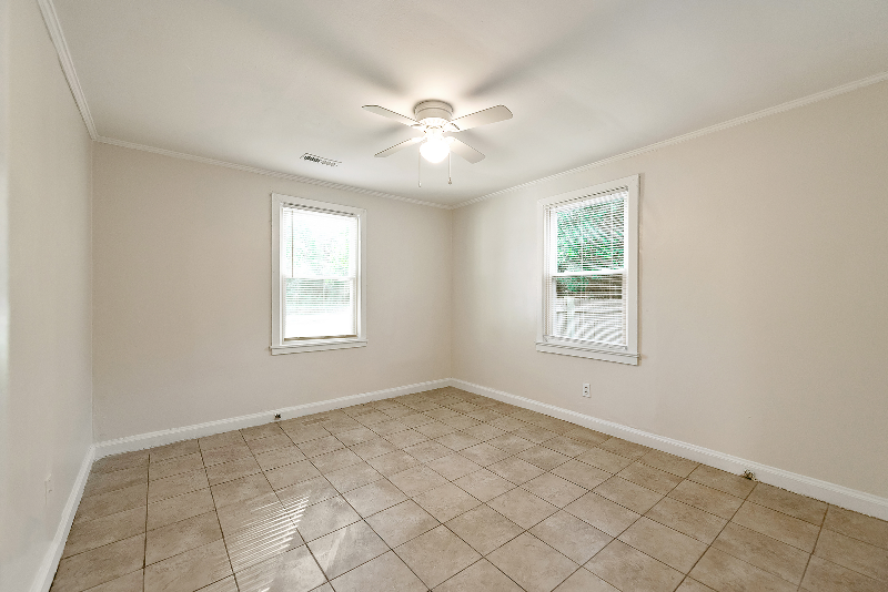 5745 Holland St - Photo 7 of 17