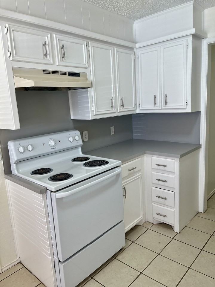 9610 Elmwood Ave - Photo 3 of 13