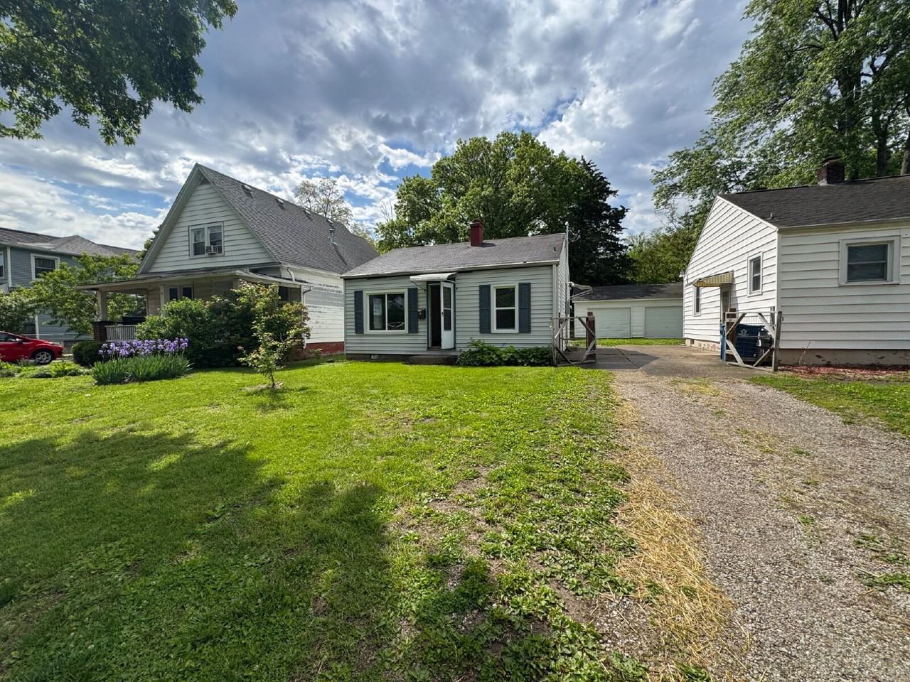 562 W Elliott Ave - Photo 2 of 11