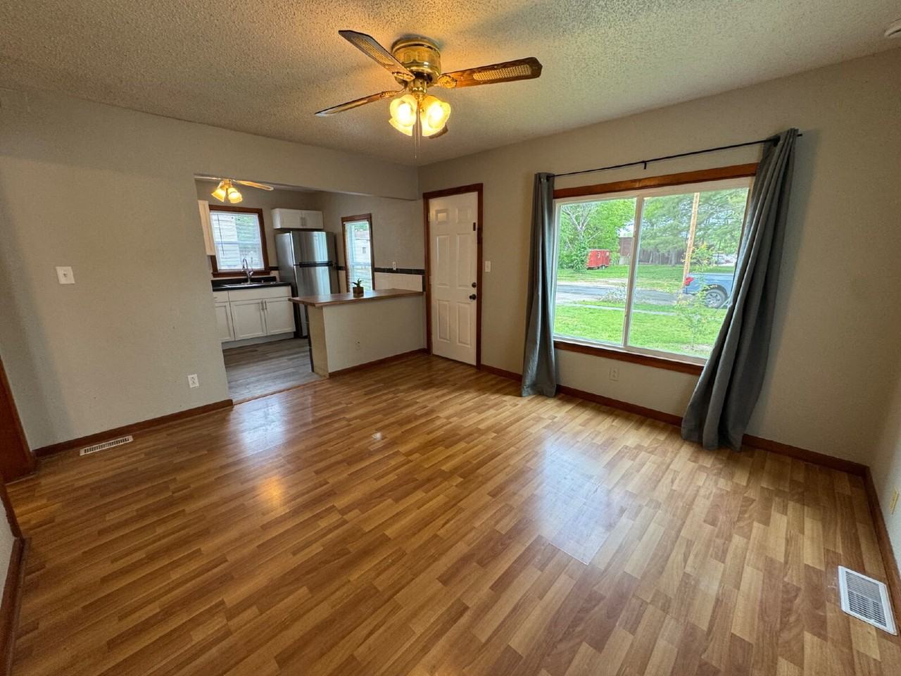562 W Elliott Ave - Photo 3 of 11