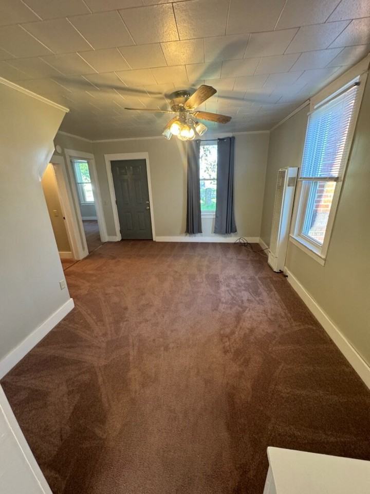 122 S Frankfort St - Photo 3 of 7