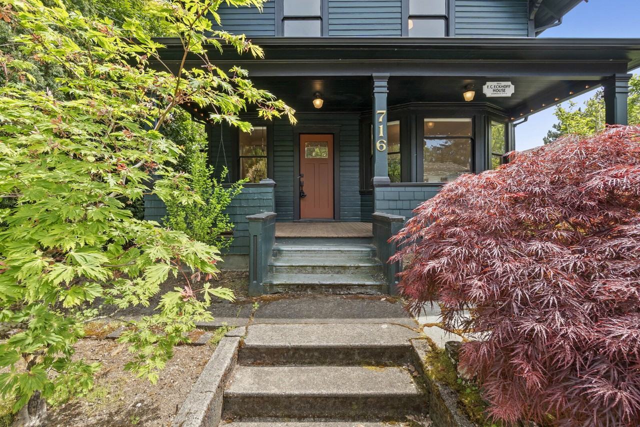 716 Center St - Photo 3 of 32