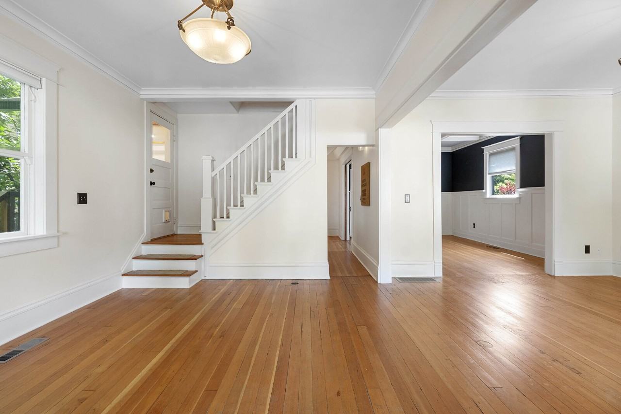 716 Center St - Photo 5 of 32