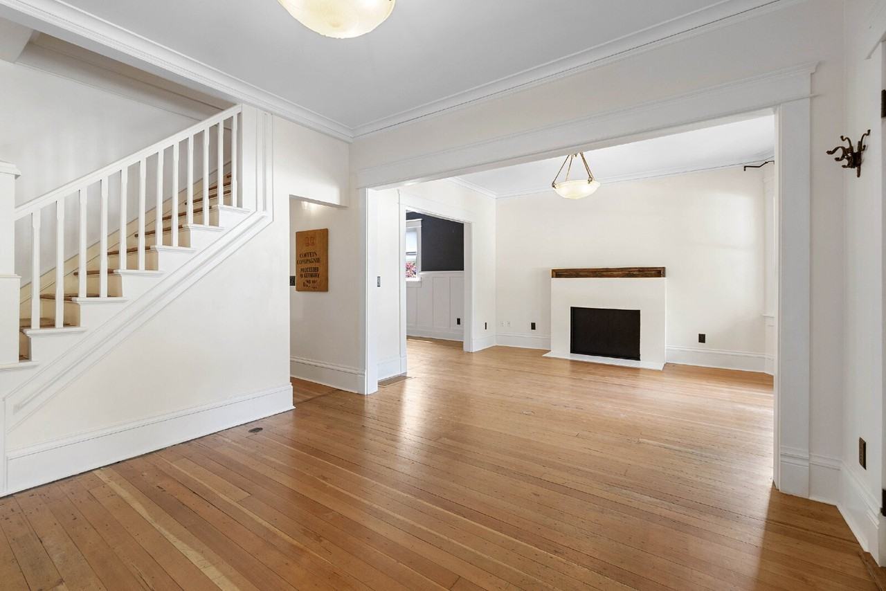 716 Center St - Photo 6 of 32
