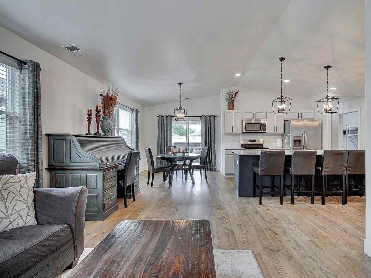 580 Hennessy Way - Photo 3 of 10