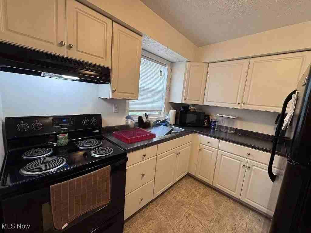 545 E Mcconnel Ave #2 - Photo 4 of 6