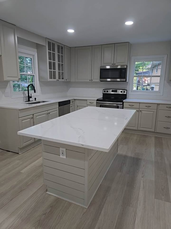 2347 Greenway Dr - Photo 2 of 14