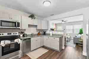 featured image of 1035 Queen St N