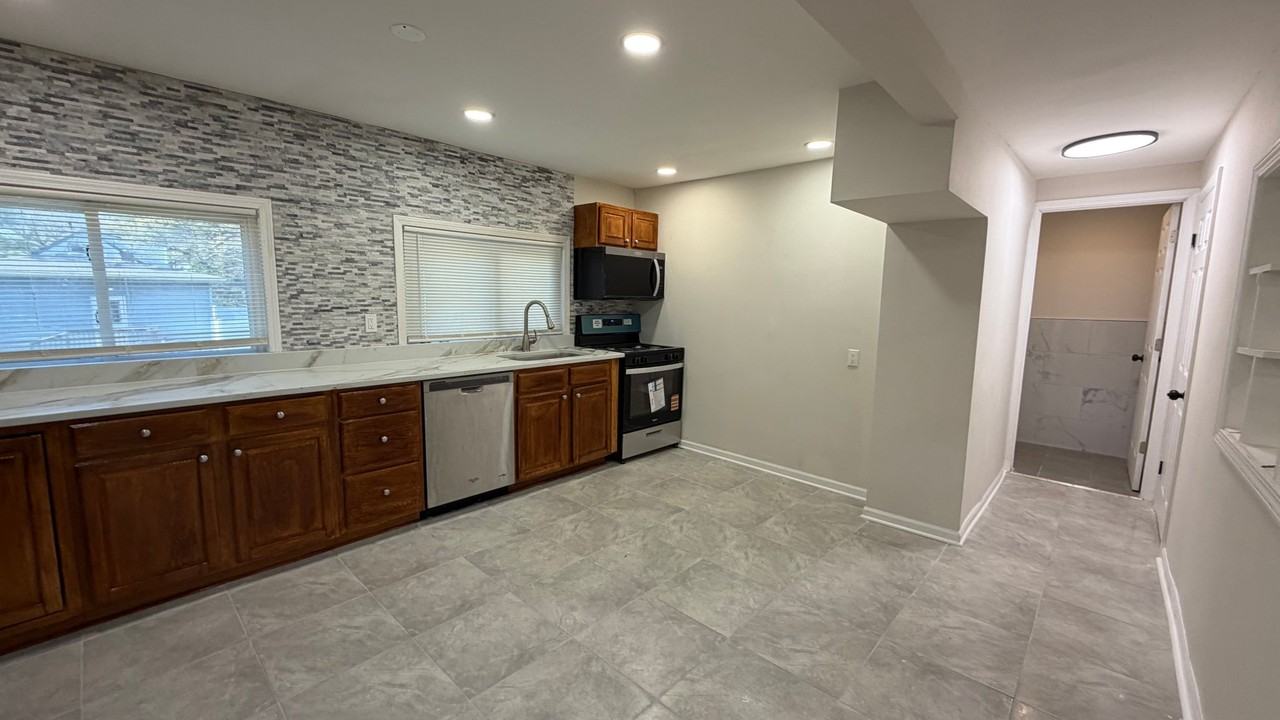 2701 Union St - Photo 5 of 14