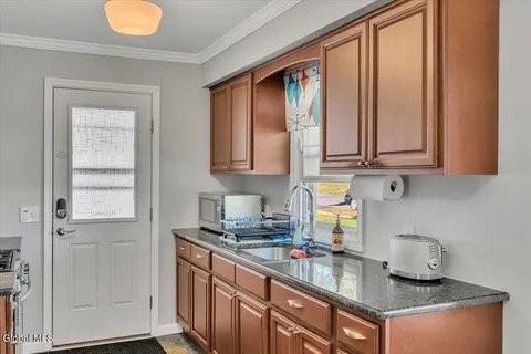37 Buell St - Photo 4 of 20