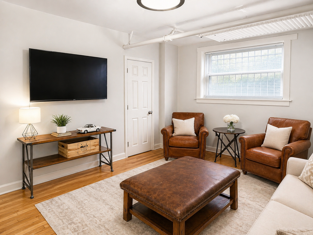 652 W Oakdale Ave #G - Photo 2 of 9