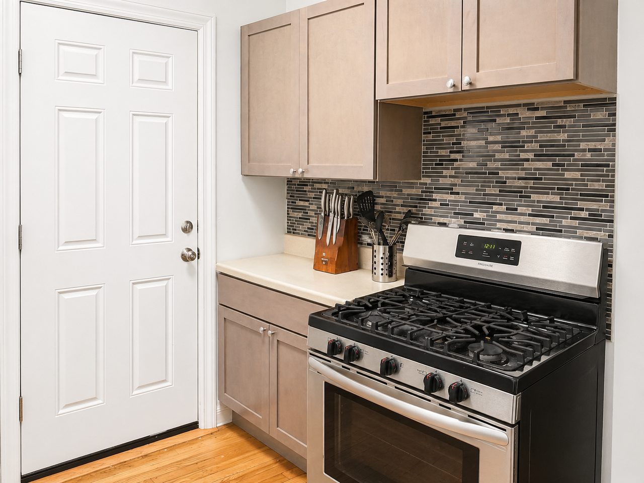652 W Oakdale Ave #G - Photo 3 of 9